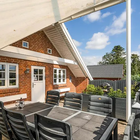 Holiday home Stunning In With Kitchen